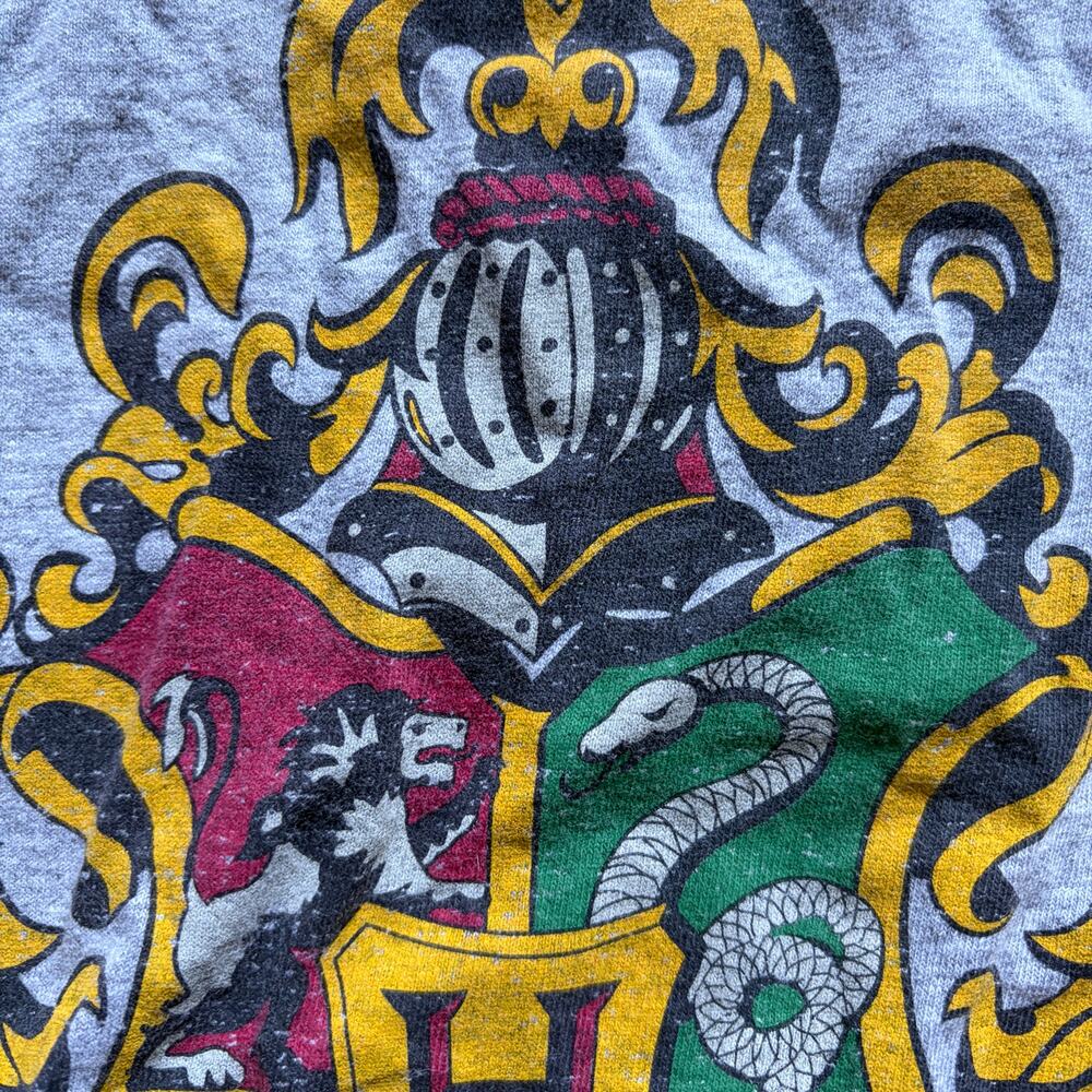 Harry Potter Hogwarts Distressed School Crest T-Shirt Size Small - Picture 4 of 4